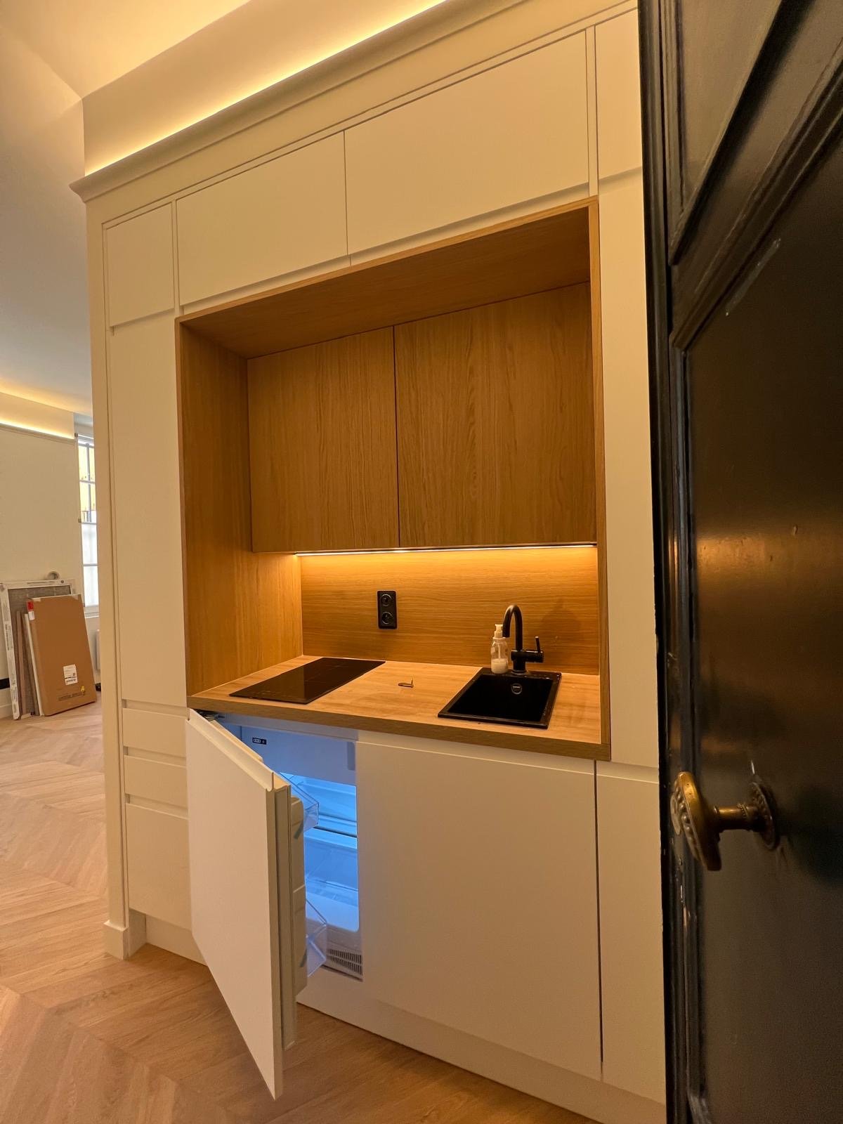 Cuisine bois sur mesure · réalisation ART TEC RÉNOVATION