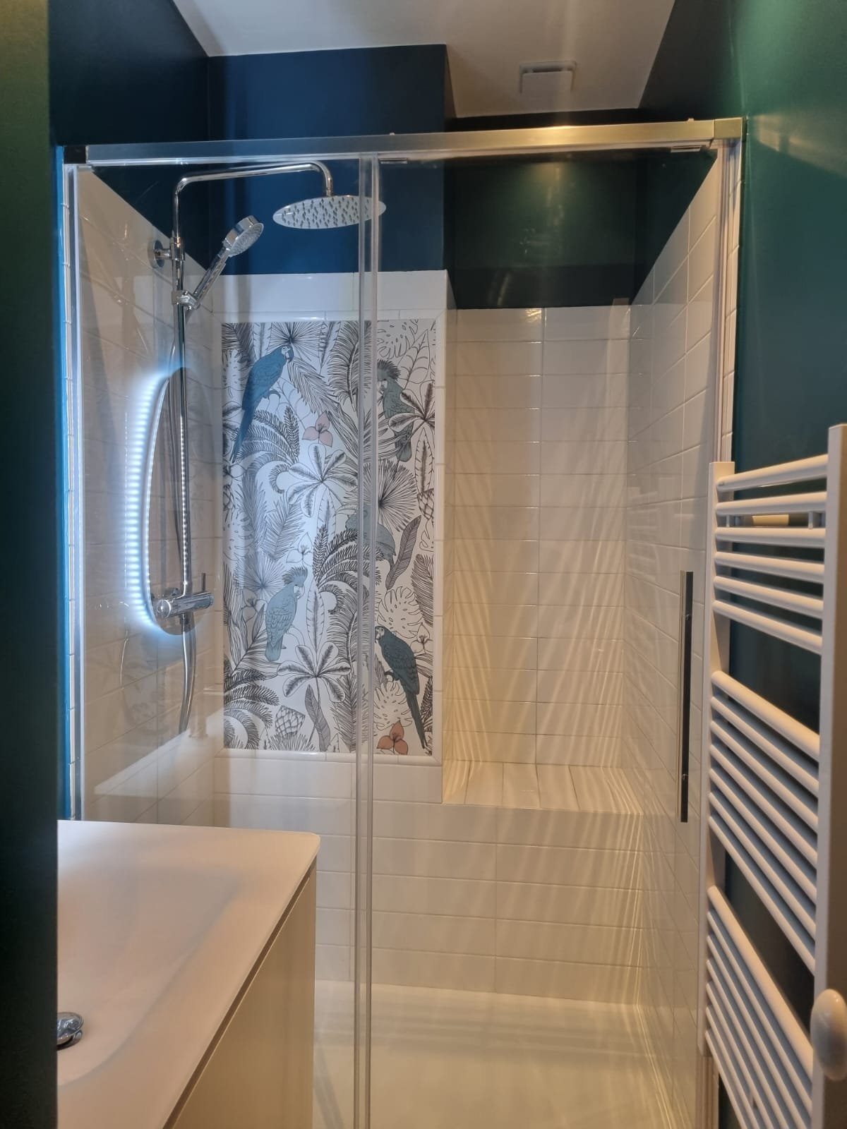 Salle de bain graphique · réalisation ART TEC RÉNOVATION