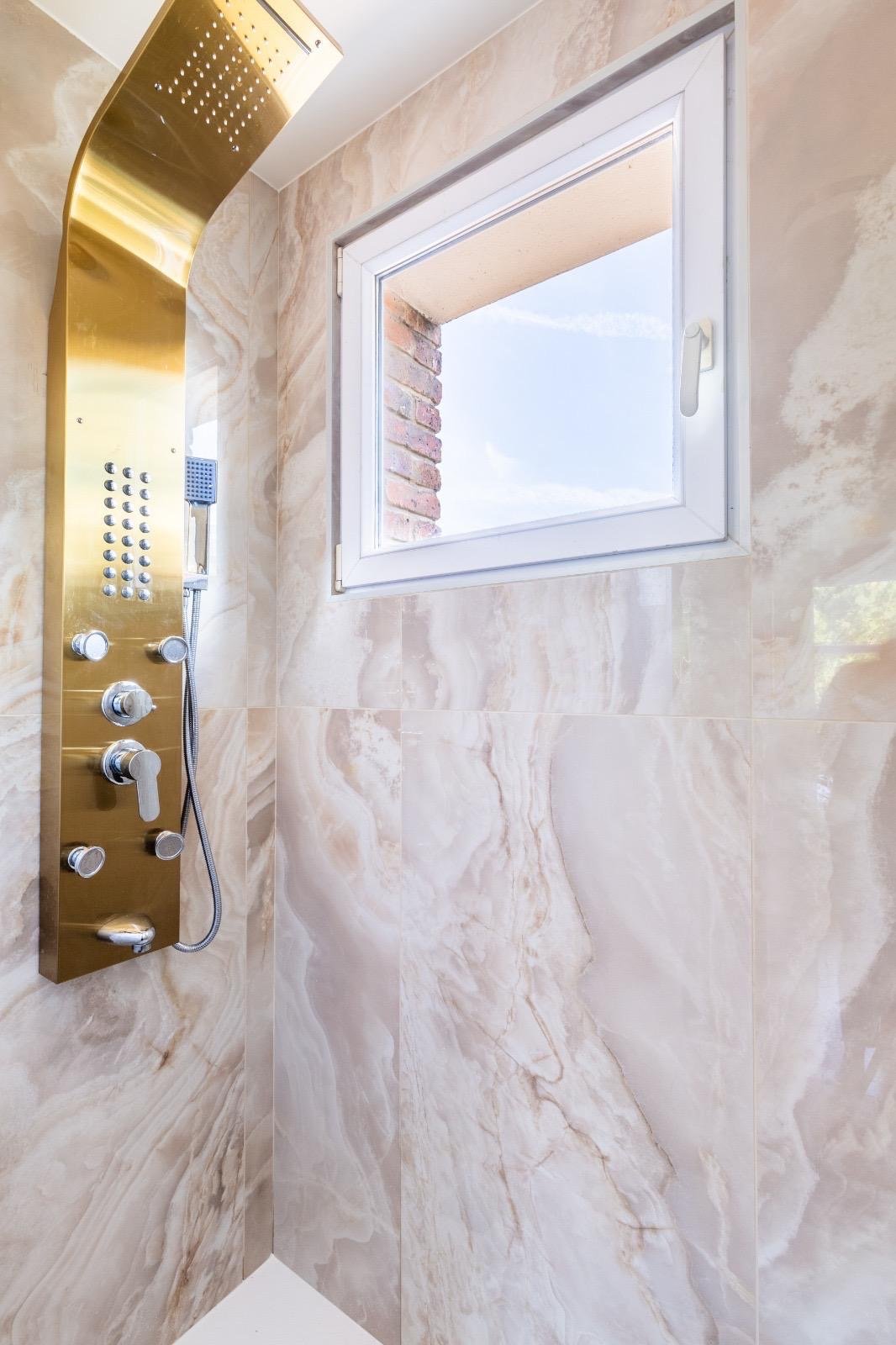 Salle de bain marbre · réalisation ART TEC RÉNOVATION